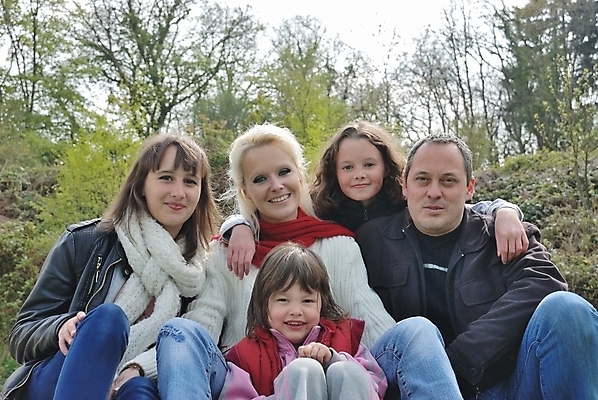 포토 JPG 해외이미지 라이프스타일 여자 딸 행복 얼굴 어린이 가족 관계 포옹 엄마 남편 주택 함께함 사람 여러명 성인 부모 표현 아내 아빠 긍정 언니 해외202004 해외포토 감정 다수 컨셉 안기 건물 생활 신체부위 자매 파일형식 이미지허브