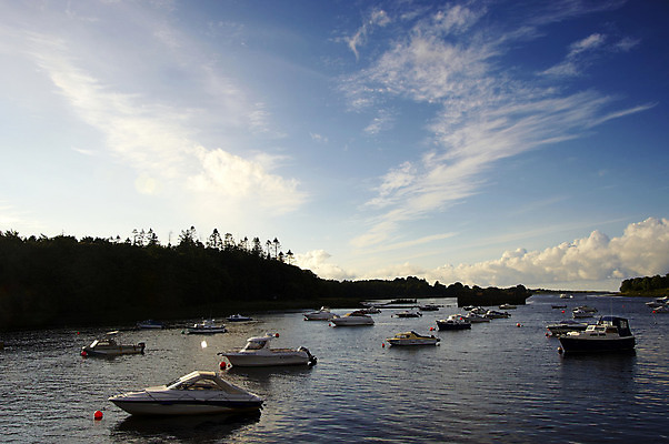 포토 JPG 해외이미지 풍경 사람없음 야외 물 파란색 강 보트 아일랜드 마요네즈 해외202004 해외포토 자연요소 유럽 컬러 배_교통 소스_음식 파일형식 이미지허브