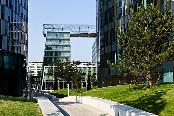 포토 JPG 해외이미지 나무 디자인 외관 유럽 비즈니스 건축양식 창문 유리 하늘 추상 미래 새로움 주택 사람없음 건물 초록색 파란색 사무실 반사 거울 흰색 램프 도시 센터 보행로 도심 상업 방법 철강 해외202004 해외포토 식물 건축물 건축 나라 길 컬러 컨셉 무늬 재질 조명 파일형식 이미지허브