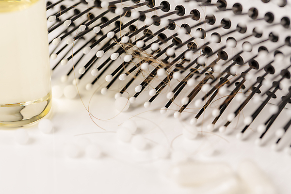 포토 JPG 해외이미지 근접촬영 사람없음 뷰티 알약 머리카락 머리빗 약병 흰배경 헤어관리 두피케어 치료제 탈모 탈모클리닉 해외202004 탈모예방 해외포토 뷰포인트 백그라운드 약 머리 흰색 미용용품 예방 클리닉 증상 병_담는 파일형식 이미지허브