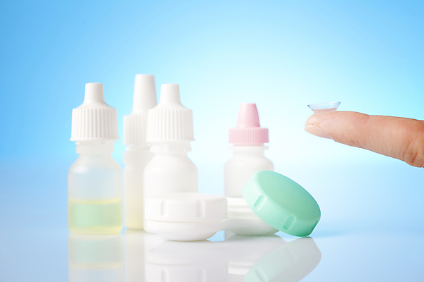 포토 JPG 해외이미지 손 응시 안경 손가락 건조 건강 사람없음 일상 치료 파란색 약 우주 흰색 기구 물방울 도움 투명 휴대용 일회용 시력 부드러움 돌봄 업그레이드 위생관리 검안사 해외202004 해외포토 직업 시선 잡화 컬러 컨셉 의학 모션 관리 라이프 신체부위 감각 오브젝트 파일형식 안경사 이미지허브