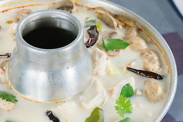 포토 JPG 해외이미지 문화 음식 잎 채소 태국 고추 건강 요리 동양인 사람없음 빨간색 초록색 저녁식사 치킨 버섯 우유 흰색 사발 수프 레몬 허브 크림 향신료 라임 코코넛 점심식사 해외202004 해외포토 식물 아시아 컬러 과일 유제품 인종 식사 사기그릇 닭고기요리 향미료 파일형식 이미지허브