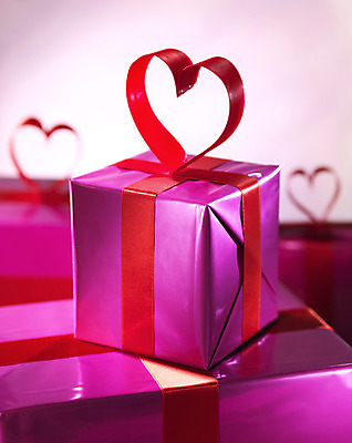 포토 JPG 해외이미지 모양 디자인 계절 기념일 리본 결혼 백그라운드 컨셉 포장 휴가 발렌타인데이 선물 사랑 사람없음 빨간색 빛 상자 침묵 놀람 하트 축하 고급 컨테이너 오브젝트 활 싱글 패키지 고립 해외202004 해외포토 감정 산업 컬러 데이이벤트 표정 이벤트 소리 파일형식 이미지허브