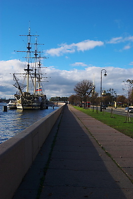 포토 JPG 해외이미지 구름 외관 여행 건축양식 하늘 풍경 사람없음 야외 가로 물 파란색 빛 강 태양 침묵 도시 보트 장면 스카이라인 해외202004 해외포토 자연요소 건축 컬러 배_교통 소리 파일형식 이미지허브