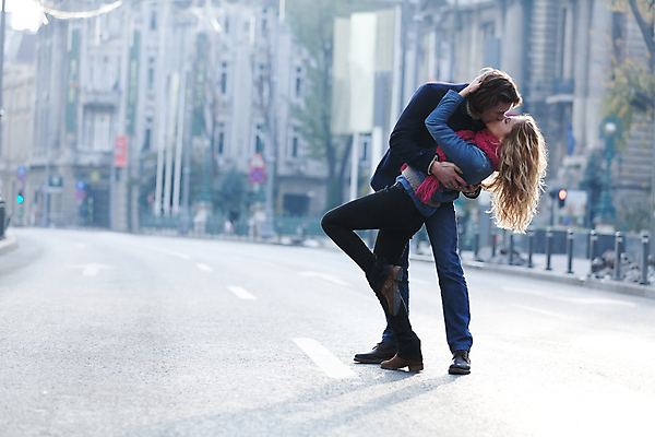 포토 JPG 해외이미지 전신 백인 라이프스타일 커플 여자 남자 행복 2 관계 불꽃 거리 함께함 발렌타인데이 사랑 미소 사람 성인 야외 두명 햇빛 믿음 맑음 기쁨 잡기 도시 쌍 날짜 우아함 긍정 카피스페이스 정확 해외202004 해외포토 서양인 감정 컨셉 모션 데이이벤트 불 날씨 표정 생활 태양 공백 파일형식 이미지허브