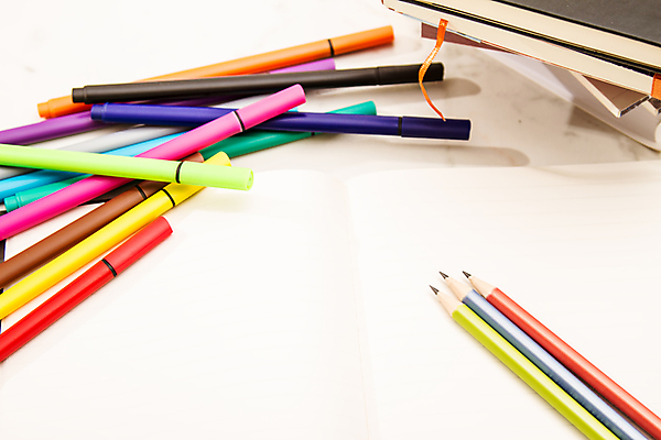 포토 JPG 해외이미지 학생 교육 종이 백그라운드 교실 학교 표시 수업 사람없음 책 스터디 컬러풀 독서 연필 우주 공책 시험 기록 강의 읽기 책상 교과서 대학교 문학 페이지 문제집 멍청이 지능 필기체 내려보기 해외202004 해외포토 문자 컬러 가구 모션 문구용품 학용품 교재 학습 필기구 파일형식 이미지허브