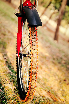 포토 JPG 해외이미지 스포츠 교통시설 산 사람없음 빛 금속 자전거 검은색 기계 장비 바퀴 묘사 오브젝트 순환 타이어 철강 해외202004 해외포토 컬러 교통 모션 재질 바이크 시설 파일형식 이미지허브