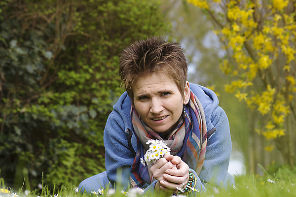 포토 JPG 해외이미지 식물 손 공원 꽃 행복 꽃다발 컨셉 잎 꽃무늬 자연 휴가 휴식 한명 사람 잔디 성인 야외 초록색 빛 농경지 쌓기 정원 맑음 봄 자유 흰색 시골 개화 수집 묘사 데이지 향기 주근깨 카피스페이스 해외202004 해외포토 1 계절 공공시설 감정 컬러 무늬 모션 날씨 신체부위 농장 공백 점 생태계 냄새 파일형식 이미지허브