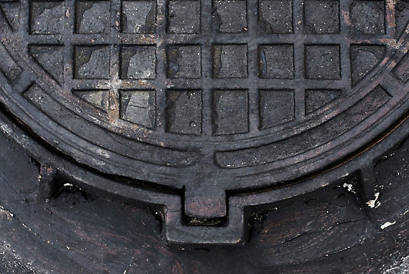 포토 JPG 해외이미지 접시 산업 백그라운드 부분 표면 사람없음 금속 검은색 덮개 뚜껑 도시 원형 구멍 거친 정상 철 묘사 질감 체크무늬 배수구 철강 하수 해외202004 해외포토 도형 식기 컬러 무늬 재질 물 파일형식 이미지허브