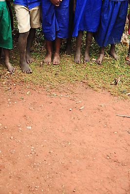 포토 JPG 해외이미지 전통 어린이 학교 가족 발 아프리카 함께함 건강 사람 사람없음 검은색 슬픔 도움 사회 작음 가난 먼지 진흙 문제 난민 벌거벗은 양발 우간다 자선단체 해외202004 해외포토 교육 감정 나라 컬러 컨셉 관계 신체부위 그룹 크기 공동체 자선 파일형식 이미지허브