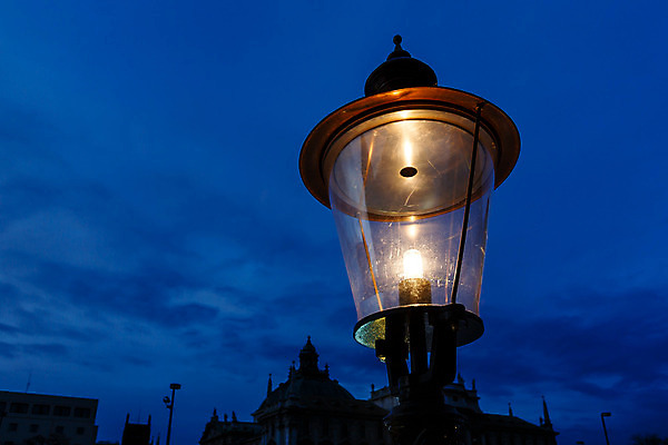 포토 JPG 해외이미지 디자인 실루엣 유럽 여행 가로등 전구 건축양식 유리 하늘 조명 거리 독일 사람없음 야외 건물 장식 파란색 빛 검은색 어둠 황혼 일몰 새벽 장비 수확 골동품 등불 램프 기둥 도시 야간 저녁 철 묘사 복고 봉 타운 빛망울 뮌헨 옛날 철강 바이에른 스타일 해외202004 해외포토 자연요소 건축물 공공시설 건축 나라 컬러 농업 재질 촬영기법 노을 파일형식 이미지허브
