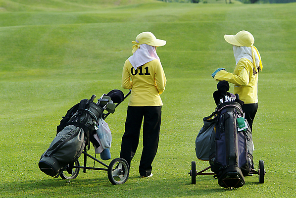 포토 JPG 해외이미지 주간 전신 여자 유니폼 골프 골프장 태국 경기 야외 두명 옆모습 뒷모습 초록색 숫자 노란색 카트 업무 골프가방 캐디 페어웨이 성인여자만 해외202004 해외포토 자연요소 직업 문자 옷 아시아 스포츠 뷰포인트 컬러 가방 스포츠시설 골프용품 사람 구기 작업 여자만 성인만 파일형식 이미지허브
