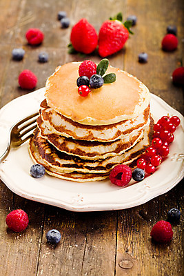 포토 JPG 해외이미지 음료 빵 백그라운드 포크 오렌지 과일 딸기 디저트 사람없음 목재 쌓기 주스 젖음 흐름 에너지 맛 떨어짐 아침식사 오렌지주스 산딸기 시럽 꿀 블랙베리 팬케이크 건포도 핸드메이드 크레이프 해외202004 해외포토 나무 식기 음식 컨셉 재료 모션 포도 케이크 식사 과일주스 건과일 파일형식 이미지허브