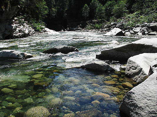 포토 JPG 해외이미지 주간 나무 길 선 모션 자연 휴식 산 풍경 사람없음 가로 초록색 물 파란색 강 평화 폭포 바위 개울 강의 유기농 통로 수로 암초 터키석 해외202004 해외포토 자연요소 식물 웰빙 컬러 컨셉 돌_바위 보석 생태계 파일형식 이미지허브