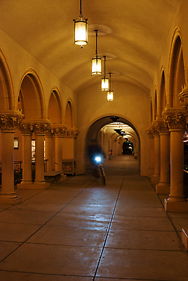 포토 JPG 해외이미지 전등 사람없음 건물 자전거 램프 복도 역사 오솔길 아치 캘리포니아 해외202004 해외포토 건축물 길 조명 바이크 미국 파일형식 이미지허브