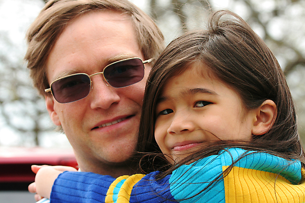 포토 JPG 해외이미지 백인 딸 행복 가족 관계 태국 함께함 사랑 동양인 야외 두명 선글라스 잡기 아빠 다인종 혼혈 정확 해외202004 해외포토 서양인 감정 아시아 안경 컨셉 모션 사람 인종 다문화 파일형식 이미지허브