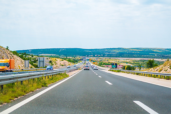 포토 JPG 해외이미지 도로 길 건축양식 교통시설 모션 자동차 출입구 사람없음 초록색 파란색 금속 운전 표현 도시 시간 고속도로 큼 속도 바쁨 크로아티아 멀티 통근 수평선 해외202004 해외포토 건축 유럽 육상교통 컬러 교통 재질 크기 시설 출근 파일형식 이미지허브