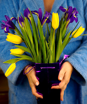 포토 JPG 해외이미지 식물 백인 1 손 계절 여자 꽃잎 꽃 꽃다발 잎 신체 손가락 자연 아침 휴가 선물 사람 성인 사람없음 초록색 노란색 보라색 봄 튤립 엄지손가락 벚꽃 축하 잡기 가운 우아함 손톱 다발 피부 오브젝트 싱글 주기 감사 돌봄 생존 어머니의날 해외202004 해외포토 주간 서양인 옷 기념일 감정 컬러 컨셉 모션 신체부위 생태계 미국문화 파일형식 이미지허브