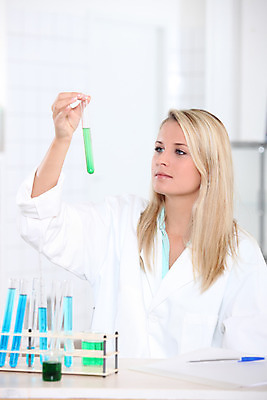 포토 JPG 해외이미지 학생 교육 종이 한명 금발 펜 모니터 방 시험 흰색 가르침 실험실 집중 손목시계 크림 연습 보고서 대학교 리프트 튜브 살균 해외202004 해외포토 1 헤어스타일 시계 컬러 컨셉 장신구 학교 실험 사람 컴퓨터 필기구 파일형식 이미지허브