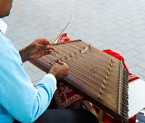 포토 JPG 해외이미지 남자 음악 비즈니스 노래 놀이 타악기 거리 관리 미술 사람없음 쪽지 화목 소리 기구 업무 망치 법 예술가 철사 구성 때리기 리듬 이란 해외202004 해외포토 악기 컨셉 중동 모션 문화예술 사람 공구 작업 파일형식 이미지허브