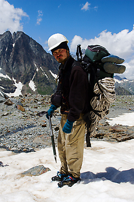 포토 JPG 해외이미지 구름 밧줄 자연 하늘 산 슬리퍼 한명 풍경 야외 여행객 얼음 바위 흰색 황무지 헬멧 빙하 지역 백패커 산악가 해외202004 해외포토 자연요소 1 줄 컬러 신발 사람 돌_바위 보호장비 생태계 파일형식 이미지허브