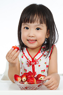 포토 JPG 해외이미지 여자 열매 행복 어린이 음식 다이어트 과일 자연 딸기 디저트 건강 한명 사람 동양인 빨간색 중국 신선 달콤 맛 아침식사 작음 먹기 유기농 내추럴 고립 해외202004 해외포토 식물 1 웰빙 감정 아시아 컬러 컨셉 모션 인종 식사 크기 생태계 파일형식 이미지허브