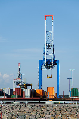 포토 JPG 해외이미지 유럽 산업 바다 비즈니스 교통시설 모바일 핀란드 사람없음 빨간색 물 글로벌 금속 항구 힘 기계 장비 트럭 화물 역 상품 몸무게 큼 컨테이너 창고 기중기 무역 방파제 보안 상업 수납 포트 무거움 로딩 수입 철강 헬싱키 해외202004 해외포토 자연요소 공공시설 나라 컬러 교통 자동차 재질 북유럽 안전 운송업 중장비 무게 크기 시설 파일형식 이미지허브