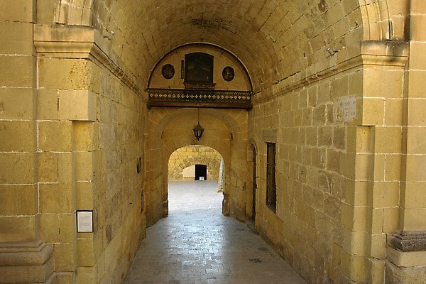 포토 JPG 해외이미지 유럽 조각 건축양식 날씨 경비 사람없음 건물 문 계단 궁전 바위 중세 무서움 지중해 묘사 부식 단계 몰타섬 바로크 석회암 솜씨 해외202004 해외포토 건축물 건축 감정 나라 바다 섬 고건축 안전 암석 돌_바위 역사 보호 몰타 파일형식 이미지허브