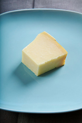 포토 JPG 해외이미지 접시 음식 조각 부분 치즈 건강 요리 사람없음 파란색 노란색 요식업 식당 식사 이탈리아 블록 신선 바 맛 상품 먹기 싱글 유기농 칼로리 덩어리 점심식사 수유 식품점 정물화 핸드메이드 해외202004 해외포토 식기 웰빙 유럽 산업 컬러 컨셉 모션 유제품 상점 그림 파일형식 이미지허브