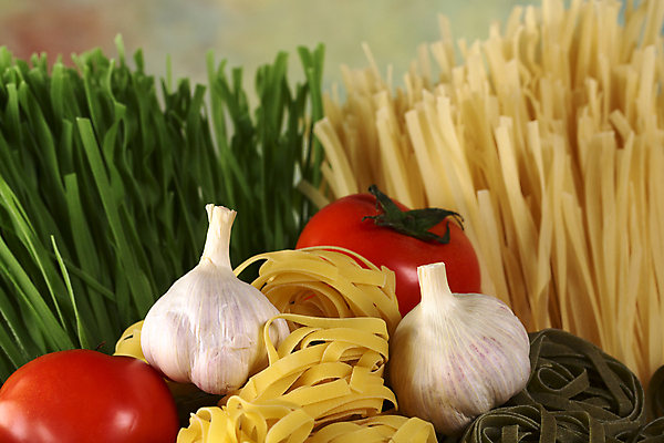 포토 JPG 해외이미지 음식 채소 재료 파스타 마늘 사람없음 가로 빨간색 초록색 노란색 사진촬영 이탈리아 흰색 국수 날것 탈리아텔레 해외202004 해외포토 유럽 컬러 서양음식 촬영 면류 파스타면 파일형식 이미지허브