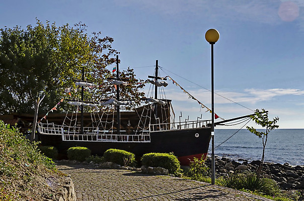 포토 JPG 해외이미지 나무 구름 디자인 계절 유럽 바다 여행 겨울 건축양식 자연 하늘 항해 미술 사람없음 장식 물 파란색 평화 항구 검은색 골동품 가을 깃발 보트 크루즈 함선 공상 해적 타운 네비게이션 돛대 불가리아 옛날 조작 해외202004 해외포토 자연요소 식물 건축 나라 컬러 컨셉 배_교통 교통시설 문화예술 도시 도둑 생태계 파일형식 남유럽 이미지허브