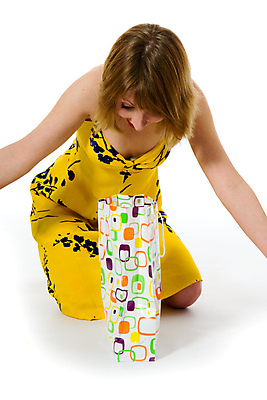 포토 JPG 해외이미지 백인 옷 감정 얼굴 돈 비즈니스 스트레스 선물 한명 사람 이벤트 성인 쇼핑 금발 노란색 유행 상점 놀람 기쁨 흰색 표현 입 유머 구매 호기심 만들기 팩 반가움 특별함 표현성 해외202004 해외포토 서양인 1 헤어스타일 컬러 컨셉 모션 표정 신체부위 화장품 재산 파일형식 이미지허브