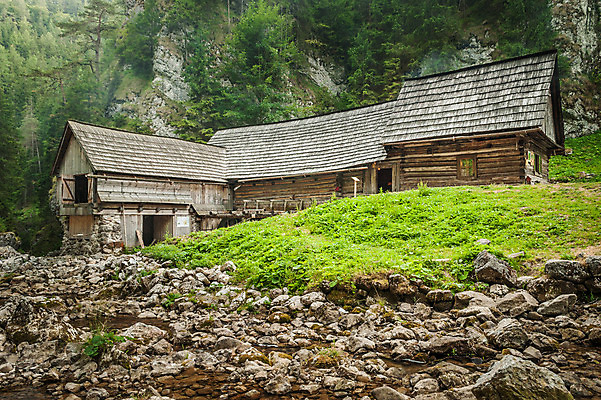포토 JPG 해외이미지 나무 외관 건축양식 창문 자연 지붕 산 주택 풍경 사람없음 야외 건물 목재 초록색 물 여름 햇빛 갈색 평화 계곡 침묵 흐름 바위 시골 개울 고독 숲 오두막 언덕 시골집 판잣집 해외202004 해외포토 자연요소 식물 건축물 계절 건축 감정 컬러 컨셉 재료 강 태양 소리 돌_바위 생태계 파일형식 이미지허브