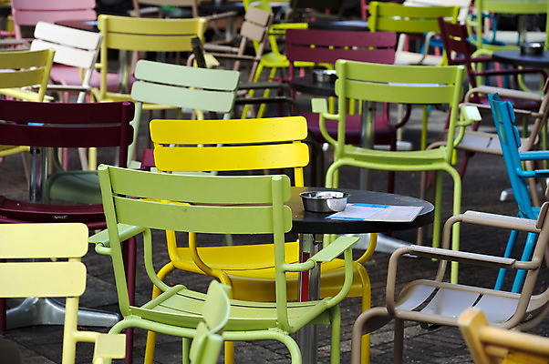 포토 JPG 해외이미지 가구 의자 탁자 거리 사람없음 야외 빨간색 초록색 파란색 컬러풀 노란색 식당 카페 정사각형 해외202004 해외포토 도형 컬러 생활용품 상점 파일형식 이미지허브