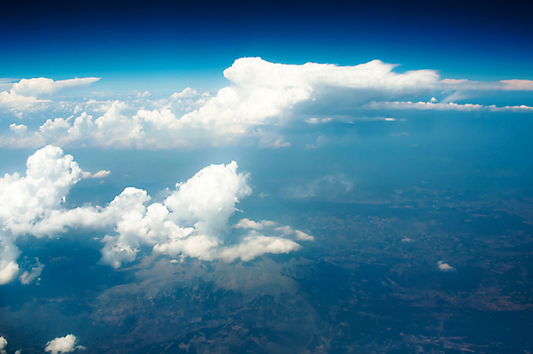 포토 JPG 해외이미지 구름 계절 지구 백그라운드 패턴 자연 하늘 날씨 비행기 풍경 사람없음 야외 여름 파란색 빛 햇빛 우주 환경 맑음 흰색 분위기 수분 땅 그리스 대륙 장면 천국 솜털 흐림 그리스인 내추럴 대패 해외202004 해외포토 자연요소 서양인 유럽 컬러 컨셉 무늬 항공교통 대중교통 태양 생태계 파일형식 이미지허브