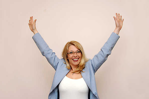 포토 JPG 해외이미지 백인 직업 1 라이프스타일 헤어스타일 응시 여자 행복 감정 안경 십자가 비즈니스 목걸이 성공 실내 관리 한명 파란색 금발 사무실 노란색 유행 재킷 표현 비즈니스우먼 자신감 입 행운 치아 스마트 긍정 무료 해외202004 해외포토 서양인 시선 잡화 컬러 컨셉 장신구 사람 내부 생활 신체부위 외투 직장인 소화기관 파일형식 이미지허브