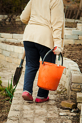 포토 JPG 해외이미지 식물 여자 백그라운드 밭 농업 신체 반바지 부츠 관리 사람 사람없음 야외 초록색 농장 노란색 걷기 정원 수확 잡기 선택 농부 소프트포커스 컨테이너 허브 양동이 가득함 원예 보케 먼지 길이 빨간머리 거름 뒤뜰 해외202004 해외포토 직업 헤어스타일 산업 컬러 신발 컨셉 바지 모션 촬영기법 취미 파일형식 이미지허브