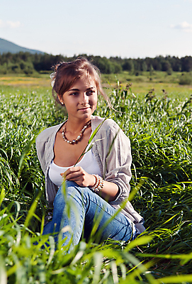 포토 JPG 해외이미지 백인 1 라이프스타일 여자 행복 얼굴 밭 자연 휴식 사랑 한명 미소 웃음 사람 풍경 야외 초록색 여름 쌓기 봄 꿈 흰색 긍정 해외202004 해외포토 서양인 계절 감정 컬러 컨셉 농업 모션 표정 생활 신체부위 생태계 파일형식 이미지허브