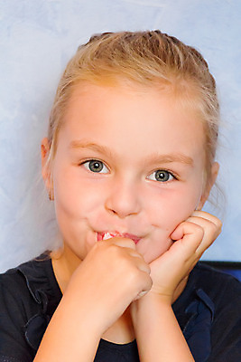 포토 JPG 해외이미지 백인 여학생 유럽 어린이 한명 파란색 금발 흰색 8 6 먹기 7 해외202004 해외포토 서양인 1 학생 헤어스타일 여자 나라 컬러 모션 사람 숫자 파일형식 이미지허브