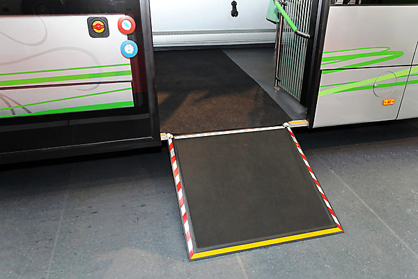 포토 JPG 해외이미지 교통시설 출입구 버스 경사 사람없음 문 장비 장애인 휠체어 시설 특별함 해외202004 해외포토 육상교통 교통 컨셉 대중교통 장애 파일형식 이미지허브