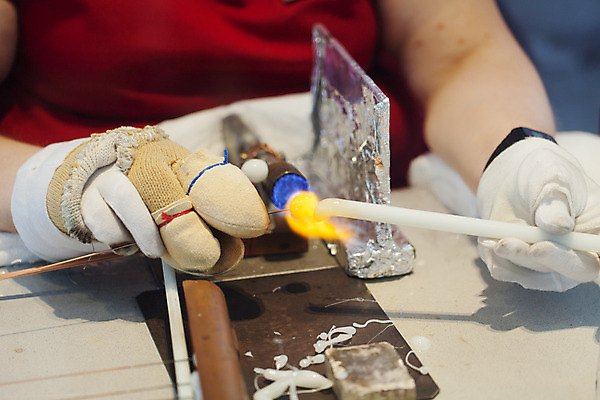 포토 JPG 해외이미지 전통 손 여자 섬 결혼 백그라운드 목걸이 공 공장 사람없음 빛 흰색 뜨거움 원형 재산 고급 우아함 보석 공예 버너 구슬 퓨전 광택 제트기 가스 보물 핸드메이드 해외202004 해외포토 도형 컬러 컨셉 장신구 공업 비행기 사람 이벤트 취미 신체부위 금융 광석 파일형식 이미지허브