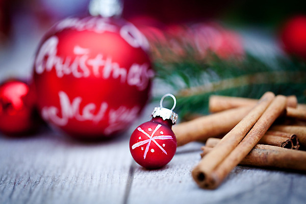 포토 JPG 해외이미지 크리스마스장식 크리스마스 실내 사람없음 아웃포커스 시나몬스틱 오너먼트 나무배경 해외202004 해외포토 기념일 백그라운드 촬영기법 내부 시나몬 파일형식 이미지허브
