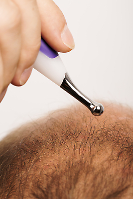 포토 JPG 해외이미지 남자 손가락 의료기기 한명 들기 근접촬영 성인 신체부위 뷰티 머리카락 머리 흰배경 두피관리 두피케어 탈모 탈모클리닉 성인남자한명만 해외202004 탈모예방 해외포토 1 손 뷰포인트 백그라운드 의학 모션 사람 흰색 예방 클리닉 헤어관리 증상 남자한명만 성인남자만 파일형식 이미지허브