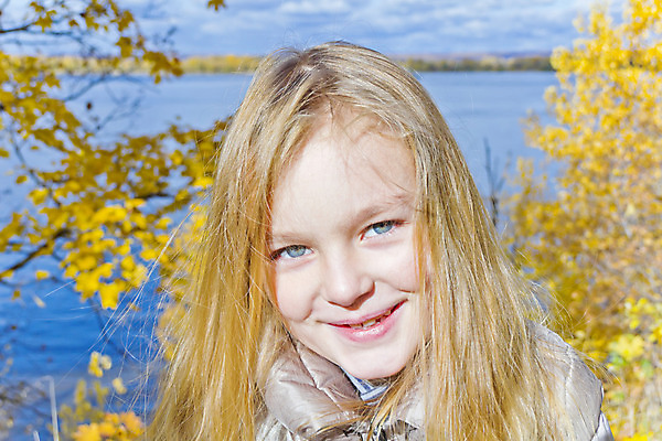 포토 JPG 해외이미지 백인 1 학생 여학생 여자 감정 유럽 어린이 한명 미소 파란색 금발 햇빛 가을 흰색 표현 9 8 강가 6 7 해외202004 해외포토 서양인 헤어스타일 계절 나라 컬러 표정 사람 강 태양 숫자 파일형식 이미지허브