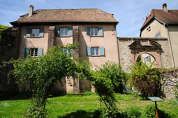 포토 JPG 해외이미지 사람없음 관광지 교회 프랑스 역사 재산 수도원 로마인 수녀원 해외202004 해외포토 유럽 여행 종교건축 인종 건물 금융 파일형식 이미지허브