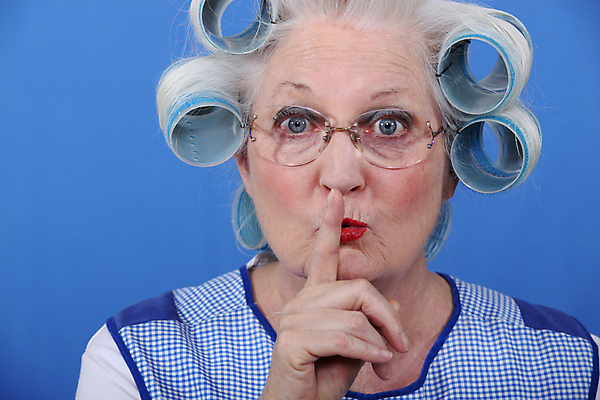 포토 JPG 해외이미지 백인 1 손 응시 여자 할머니 얼굴 손가락 경고 한명 사람 침묵 흰색 표현 입 비밀 입술 사인 쉿 보여주기 고립 벙어리 소문 해외202004 해외포토 서양인 시선 노년 컬러 컨셉 모션 신체부위 소리 조용 파일형식 이미지허브