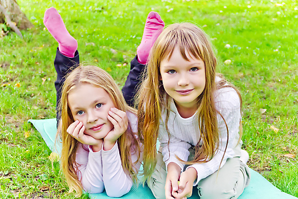 포토 JPG 해외이미지 백인 라이프스타일 여학생 여자 유럽 어린이 2 놀이 휴식 미소 앉기 야외 두명 초록색 여름 금발 흰색 9 8 6 언니 7 해외202004 해외포토 서양인 학생 헤어스타일 계절 나라 컬러 컨셉 가족 모션 표정 사람 생활 숫자 자매 파일형식 이미지허브