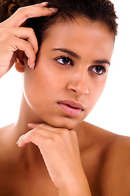 포토 JPG 해외이미지 라이프스타일 얼굴 흑인 건강 한명 성인 화장품 활발 신선 흰배경 몸단장 내추럴 혼혈 해외202004 해외포토 서양인 1 백그라운드 컨셉 사람 생활 신체부위 뷰티 흰색 다문화 파일형식 이미지허브