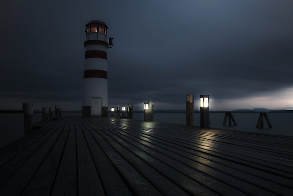 포토 JPG 해외이미지 구름 응시 유럽 호수 파도 바다 여행 하늘 휴가 등대 항해 경고 안전 사람없음 목재 물 빛 햇빛 일출 탑 항구 어둠 황혼 일몰 새벽 오스트리아 야간 저녁 방파제 포트 네비게이션 두더지 해외202004 해외포토 자연요소 나무 건축물 시선 공공시설 나라 배_교통 재료 교통시설 태양 노을 파일형식 이미지허브