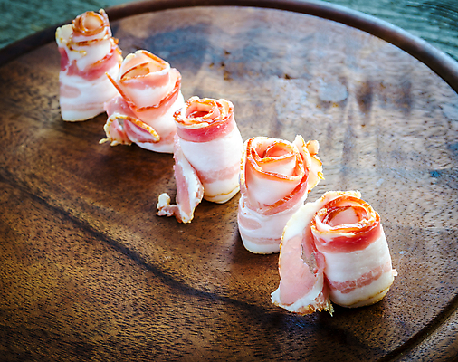 포토 JPG 해외이미지 전통 라이프스타일 영어 음식 분홍색 조각 부분 탁자 아침 육류 돼지고기 요리 사람없음 목재 주방 식사 젖음 신선 맛 아침식사 애피타이저 자르기 햄 롤 베이컨 훈제 단백질 생식 식품점 줄서기 해로움 해외202004 해외포토 주간 나무 문자 컬러 가구 컨셉 식재료 재료 모션 생활 상점 영양소 파일형식 이미지허브